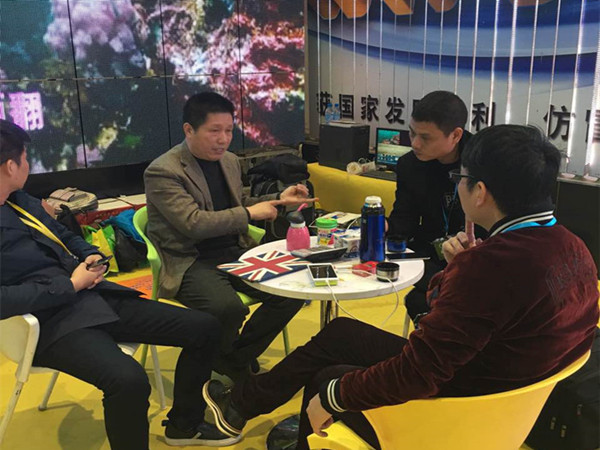 總工程師史洪海在展會(huì)現(xiàn)場和客戶洽談 總工程師史洪海在展會(huì)現(xiàn)場和客戶洽談